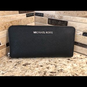 Michael Kors zip wallet